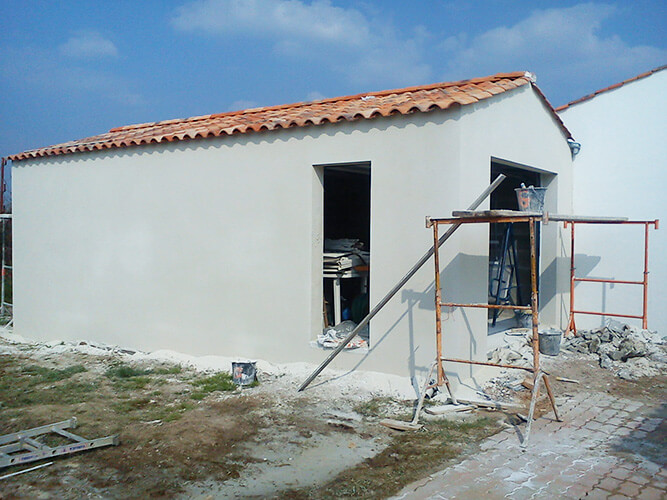 Travaux en cours d'une maçonnerie neuve par Roland Gorge, Maçon à Angles, Grues et La Tranche Sur Mer - couvreur Saint Benoist Sur Mer, couvreur Saint Denis du Payré 