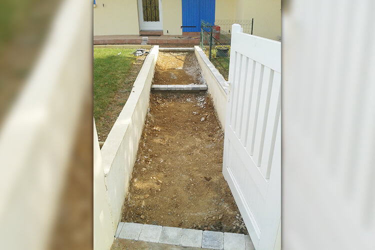 Photo d'une allée de jardin avant la création d'une maçonnerie par Roland Gorge, Maçon à Angles, Grues et La Tranche Sur Mer - couvreur Saint Benoit Sur Mer, couvreur Saint Denis du Payré 