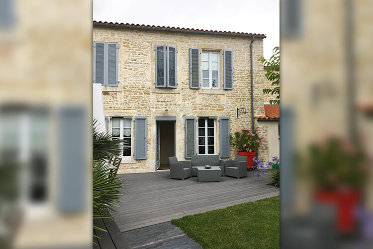 Murs extérieurs en pierres apparentes rénovés par Roland Gorge, Maçon à Angles, Grues et La Tranche Sur Mer - couvreur Saint Benoist Sur Mer, couvreur Saint Denis du Payré