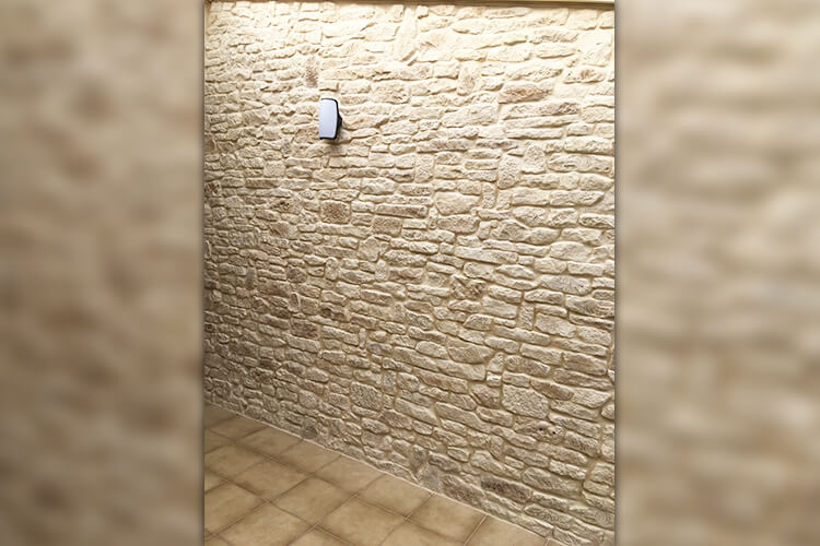 Maçonnerie intérieure en pierres apparentes, réalisation Roland Gorge, Maçon à Angles, Grues et La Tranche Sur Mer - couvreur Saint Benoist Sur Mer, couvreur Saint Denis du Payré