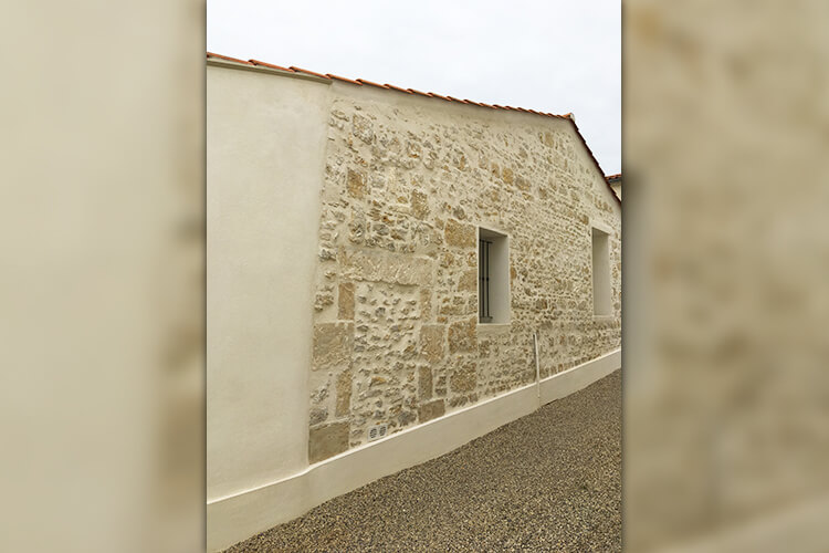 Maçonnerie extérieure en pierres apparentes, réalisation Roland Gorge, Maçon à Angles, Grues et La Tranche Sur Mer - couvreur Saint Benoist Sur Mer, couvreur Saint Denis du Payré