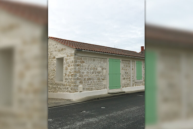 Maison en pierres apparentes et volets verts entièrement rénovée par Roland Gorge, Maçon à Angles, Grues et La Tranche Sur Mer - couvreur Saint Benoist Sur Mer, couvreur Saint Denis du Payré