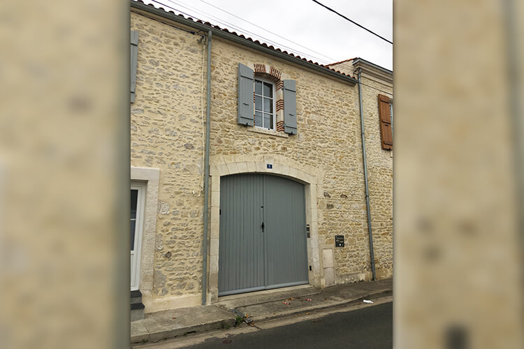 Maçonnerie en pierres apparentes rénovée par l'entreprise Roland Gorge, Maçon à Angles, Grues et La Tranche Sur Mer - couvreur Saint Benoist Sur Mer, couvreur Saint Denis du Payré