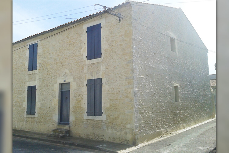 Maison en pierres apparentes et volets bleus entièrement rénovée par Roland Gorge, Maçon à Angles, Grues et La Tranche Sur Mer - couvreur Saint Benoist Sur Mer, couvreur Saint Denis du Payré