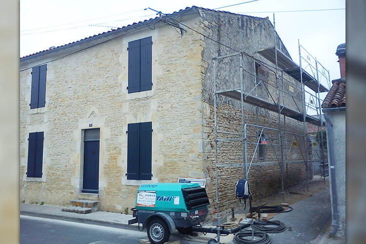Travaux de rénovation extérieure, maçonnerie en cours par Roland Gorge, Maçon à Angles, Grues et La Tranche Sur Mer - couvreur Saint Benoist Sur Mer, couvreur Saint Denis du Payré