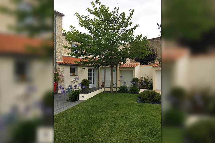 Maison à la Tranche Sur Mer vue du jardin intérieure, rénovation par Roland Gorge, Maçon à Angles, Grues et La Tranche Sur Mer - couvreur Saint Benoist Sur Mer, couvreur Saint Denis du Payré