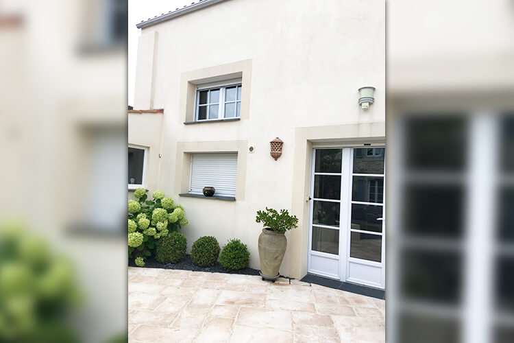 Rénovation de façade de maison en Vendée réalisée par Roland Gorge, Maçon à Angles, Grues et La Tranche Sur Mer - couvreur Saint Benoist Sur Mer, couvreur Saint Denis du Payré