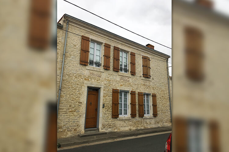 Réalisation d'une rénovation extérieure par l'entreprise de maçonnerie Roland Gorge, Maçon à Angles, Grues et La Tranche Sur Mer - couvreur Saint Benoist Sur Mer, couvreur Saint Denis du Payré