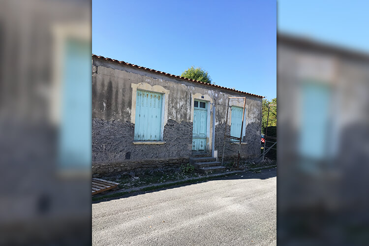 Maison individuelle avant travaux de maçonnerie par Roland Gorge, Maçon à Angles, Grues et La Tranche Sur Mer - couvreur Saint Benoist Sur Mer, couvreur Saint Denis du Payré