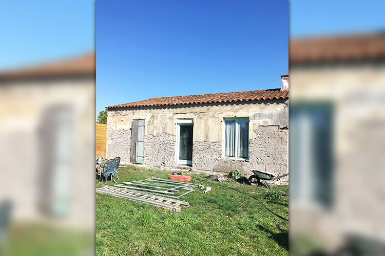 Maison individuelle avant rénovation extérieure par Roland Gorge, Maçon à Angles, Grues et La Tranche Sur Mer - couvreur Saint Benoist Sur Mer, couvreur Saint Denis du Payré
