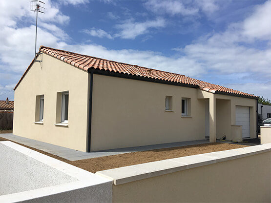 Construction d'une maison par le maçon à La Faute sur Mer, Roland Gorge