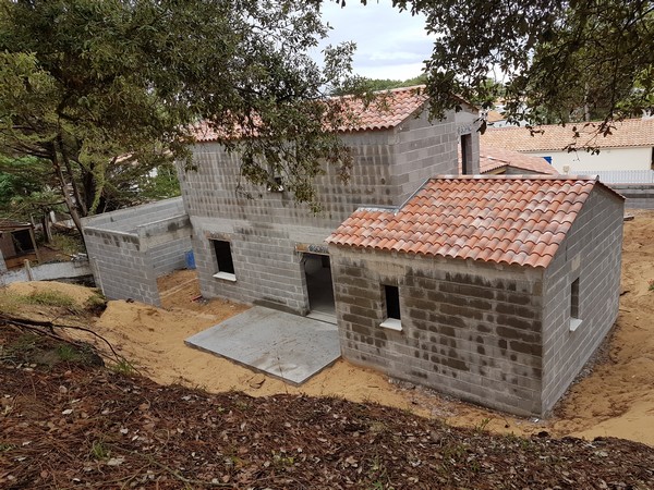 Maison en cours de construction par Roland Gorge, Maçon à Angles, Grues et La Tranche Sur Mer - couvreur Saint Benoist Sur Mer, couvreur Saint Denis du Payré