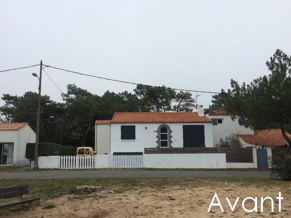 Photo d'une maison avant réfection d'une couverture en tuiles par Roland Gorge, Maçon à Angles, Grues et La Tranche Sur Mer - couvreur Saint Benoit Sur Mer, couvreur Saint Denis du Payré