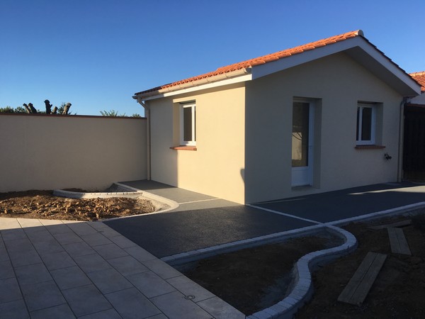 Réalisation d'un béton poreux gris et de pose de pavés, d'un garage et mur de clôture, rélisation Roland Gorge, Maçon à Angles, Grues et La Tranche Sur Mer - couvreur Saint Benoist Sur Mer, couvreur Saint Denis du Payré