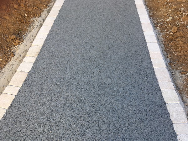 Réalisation d'un béton poreux gris et de pose de pavés par Roland Gorge, Maçon à Angles, Grues et La Tranche Sur Mer - couvreur Saint Benoist Sur Mer, couvreur Saint Denis du Payré