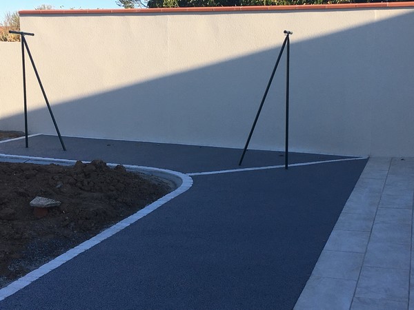 Création d'un béton poreux gris, pose de pavés, et murs de clôture d'une habitation par Roland Gorge, Maçon à Angles, Grues et La Tranche Sur Mer - couvreur Saint Benoist Sur Mer, couvreur Saint Denis du Payré