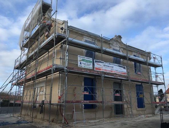 Réalisation d'une rénovation extérieure par l'entreprise de maçonnerie Roland Gorge, Maçon à Angles, Grues et La Tranche Sur Mer - couvreur Saint Benoist Sur Mer, couvreur Saint Denis du Payré