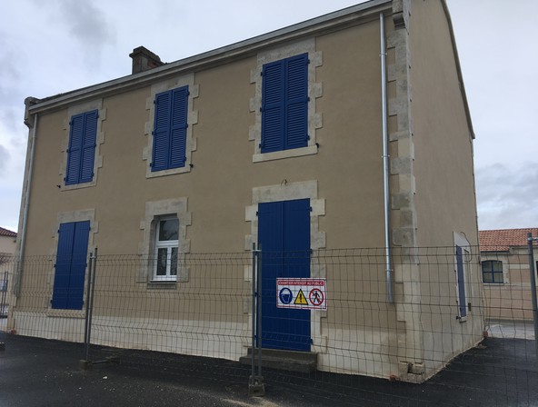 Réalisation d'une rénovation extérieure par l'entreprise de maçonnerie Roland Gorge, Maçon à Angles, Grues et La Tranche Sur Mer - couvreur Saint Benoist Sur Mer, couvreur Saint Denis du Payré