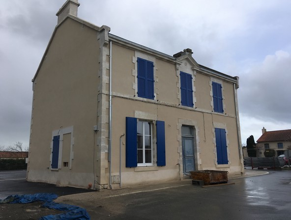 Réalisation d'une rénovation extérieure par l'entreprise de maçonnerie Roland Gorge, Maçon à Angles, Grues et La Tranche Sur Mer - couvreur Saint Benoist Sur Mer, couvreur Saint Denis du Payré